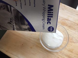 26、墨西哥薄脆饼配牛油果番茄莎莎,取适量奶油