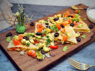 29、墨西哥薄脆饼配牛油果番茄莎莎,撒入切片的黑橄榄