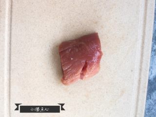 1、超级酥脆的炸猪排,将里脊肉去除多余的筋膜，切成一大块里脊肉段。