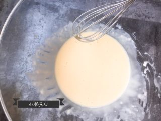6、超级酥脆的炸猪排,搅拌至无干粉，无颗粒的细腻面糊状态。 