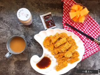 13、超级酥脆的炸猪排,切块，摆盘，倒入酱料（我这次用的是丘比沙拉汁——日式口味），再配上杯喝的，水果，澄妞点心的下午茶搞定。 