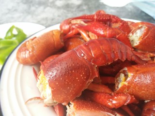 4、小龙虾新吃法~免烤箱薄饼披萨,处理好的龙虾放开水中煮到颜色发红，捞出控水备用