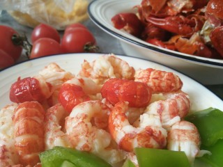 5、小龙虾新吃法~免烤箱薄饼披萨,我们把龙虾肉给取出来