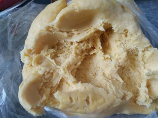 6、小龙虾新吃法~免烤箱薄饼披萨,准备好一份发酵的面团，我用的是南瓜发酵的，（用普通的发面团也可以）