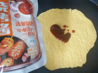 8、小龙虾新吃法~免烤箱薄饼披萨,然后把薄饼放在电饼铛中唰一些烧烤酱