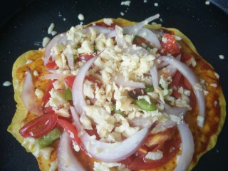 11、小龙虾新吃法~免烤箱薄饼披萨,放上切好的洋葱菜椒芝士