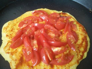 10、小龙虾新吃法~免烤箱薄饼披萨,然后放上切好的小番茄