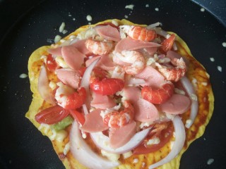 12、小龙虾新吃法~免烤箱薄饼披萨,然后把小龙虾火腿肠给扑在上面