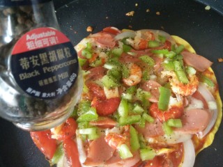 13、小龙虾新吃法~免烤箱薄饼披萨,撒一些黑胡椒粉和菜椒