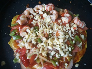 15、小龙虾新吃法~免烤箱薄饼披萨,再撒一层芝士碎和小龙虾