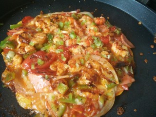 16、小龙虾新吃法~免烤箱薄饼披萨,这个时候我们只需要把上盖开火盖上，烙熟就可以了