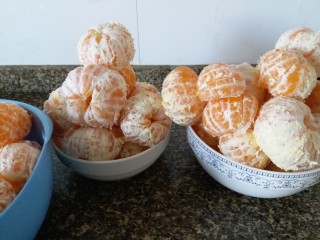 1、百变水果 法式橘汁软糖,先把橘子表皮剥掉