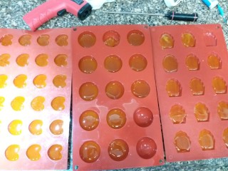 7、百变水果 法式橘汁软糖,用勺子把糖浆舀到硅胶模具内