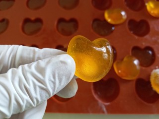 8、百变水果 法式橘汁软糖,冷却后脱模，心形的