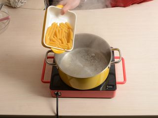 1、蘑菇鸡肉焗意面,水烧开后放入通心粉煮20分钟左右