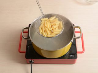 2、蘑菇鸡肉焗意面,煮熟后的通心粉捞出沥干水分