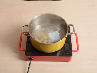 3、蘑菇鸡肉焗意面,料包放入开水中带包装水煮加热10分钟