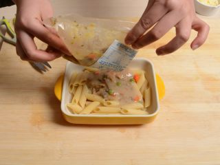 4、蘑菇鸡肉焗意面,加热好的蘑菇鸡肉焗饭酱倒在通心粉上