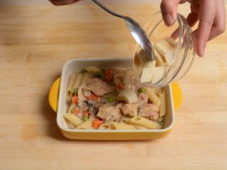 5、蘑菇鸡肉焗意面,香蕉切丁摆好