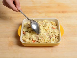 6、蘑菇鸡肉焗意面,混合芝士均匀的覆盖在食材上