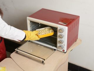 7、蘑菇鸡肉焗意面,烤箱调上下火220℃15分钟，烤好后取出即可