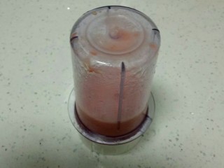 1、不用洗面的西红柿凉皮,西红柿洗净切块,加入适量水放入料理机中搅拌成西红柿汁。