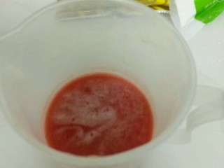 2、不用洗面的西红柿凉皮,西红柿汁过滤。