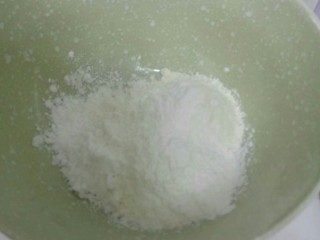 3、不用洗面的西红柿凉皮,所有粉类倒入碗里。