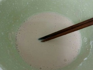 4、不用洗面的西红柿凉皮,加入西红柿汁搅拌均匀。