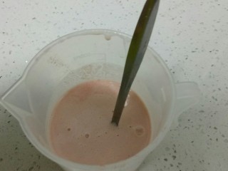 5、不用洗面的西红柿凉皮,过滤。