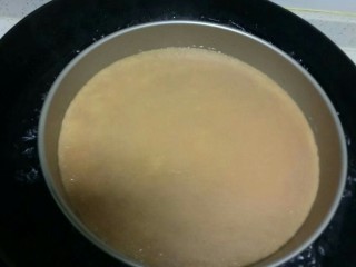 6、不用洗面的西红柿凉皮,披萨盘上均匀抹油,倒入适量面汁晃云,放入烧开水的锅中,中火盖盖煮汁面皮中间气泡鼓起来。