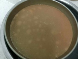 7、不用洗面的西红柿凉皮,放入凉水盆里冰一下。