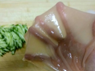 8、不用洗面的西红柿凉皮,接起看一下~很薄。