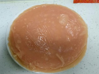 9、不用洗面的西红柿凉皮,盘子里抹上熟油,放入凉皮,每一张凉皮上也要抹上熟油。