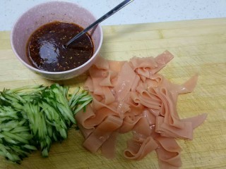 10、不用洗面的西红柿凉皮,将凉皮切成自己喜欢的宽度,黄瓜切丝,根据个人口味加入上述调料,调好料汁。