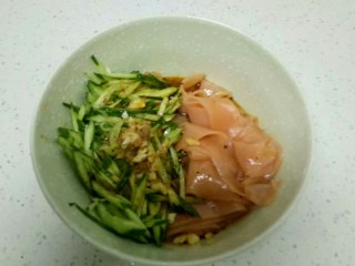 11、不用洗面的西红柿凉皮,将凉皮、黄瓜和调好的料汁倒入碗里,搅拌均匀。