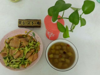 12、不用洗面的西红柿凉皮,盛入盘中。