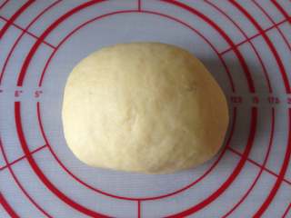 4、香脆小麻花,面团醒好后再次揉面,揉至光滑后再醒10分钟