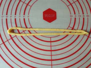 7、香脆小麻花,将小细条搓成细长条,对折过来,把两头捏紧