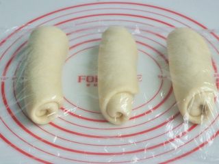 7、香肠吐司披萨,将面团擀开卷成圆筒状，3个都做同样处理，盖上保鲜膜静置15分钟左右。