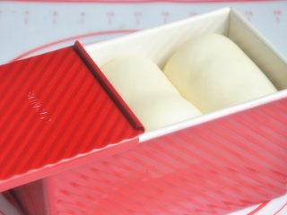 9、香肠吐司披萨,放入烤箱进行第二次发酵，38度发酵至8-9成模。