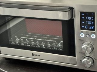 10、香肠吐司披萨,放入预热好的烤箱，上下火175度，时间38分钟左右。（时间与温度请参照自家烤箱脾气），如表面上色较深，可在20分钟后加盖一张锡纸。