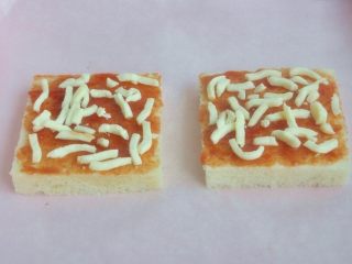 17、香肠吐司披萨,撒上少量的马苏里拉奶酪。