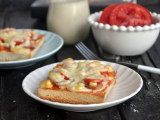 21、香肠吐司披萨,香喷喷的香肠吐司披萨，可以开动啦。