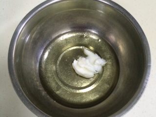 1、桃酥饼干,在盆内加入猪油和玉米油。