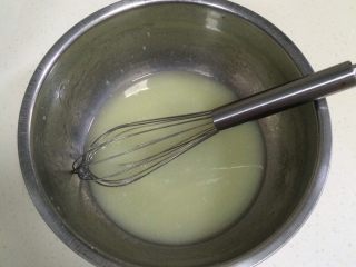2、桃酥饼干,用手动打蛋器搅拌均匀，直至猪油溶化。