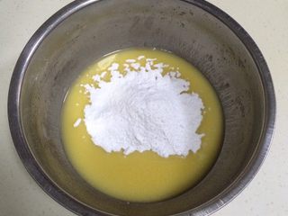 4、桃酥饼干,加入糖粉，继续搅拌均匀。