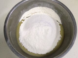 5、桃酥饼干,把泡打粉、苏打粉与低筋面粉混合过筛入盆内。