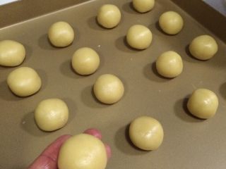 7、桃酥饼干,把桃酥面糊平分成16克的小剂子，搓圆。