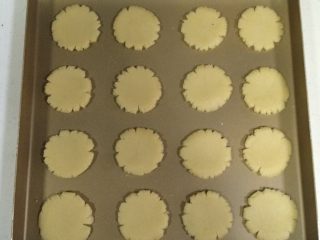 8、桃酥饼干,用手按压扁平，也可以借助刮刀按压。如果不是用不粘烤盘，记得垫上油纸。